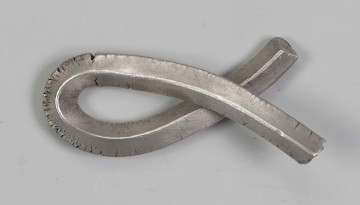 169/A/ML/3 - Sztabka ze srebra jest częścią skarbu monet arabskich (dirhemów) z IX wieku z Lublina-Czechowa. Sztabka jest w przekroju prostokątna i zwinięta w pętlę tak, że jedno ramię zachodzi na drugie. Na powierzchni sztabki widoczne są spękania. Na jednym z ramion, w pewnej odległości od końca sztabki, widoczne jest nacięcie. 