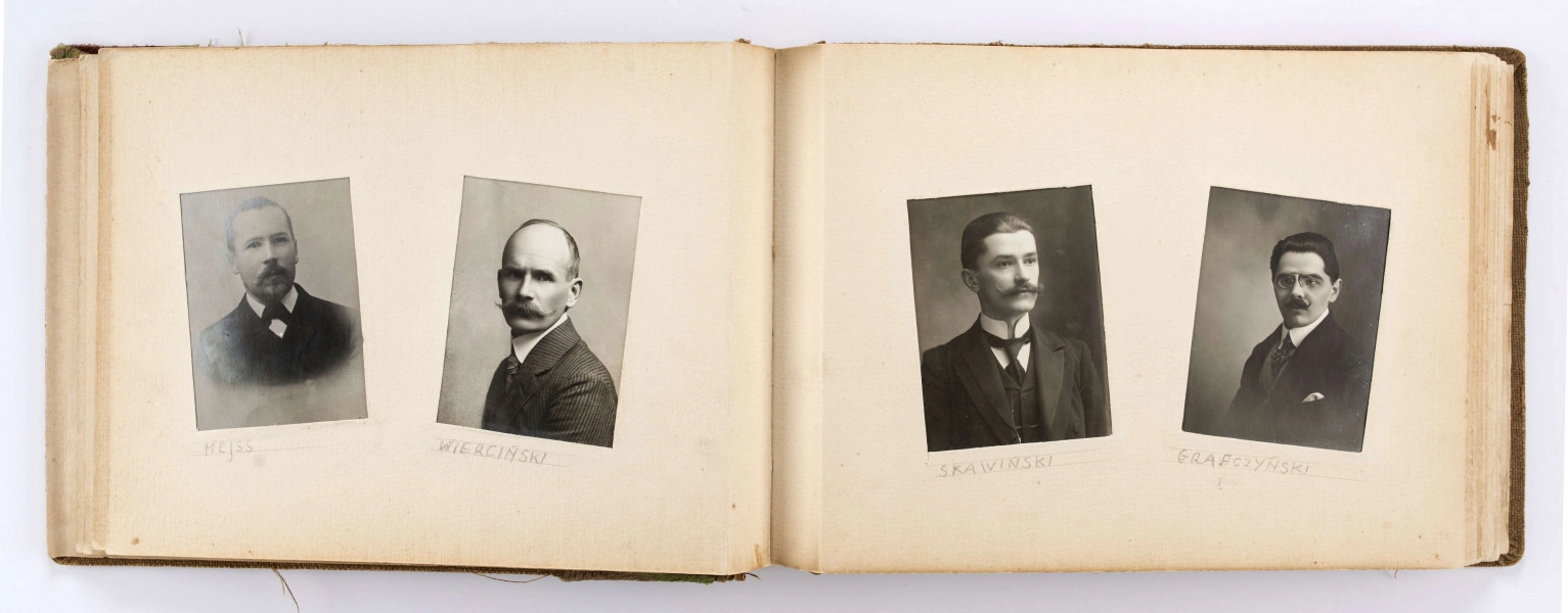 Album pamiątkowy maturzystów Gimnazjum im. Stanisława Staszica w Lublinie z 1915 r. Oprawiony w twardą płócienną oprawę. Na okładce ułożony ukośnie pas brązowo-zielonej tkaniny. W l. g. rogu wytłoczona data „1915”. Wewnątrz 12 usztywnionych kart. Dwustronnie zamieszczone w wyciętych passepartout fotografie. Na pierwszych 5 stronach w okienkach (9,5 x 13,5 cm) wsunięte czarnobiałe fotografie: widok ogólny Lublina, panorama Starego Miasta, Brama Krakowska, pomnik Unii Lubelskiej oraz portret dyrektora Gracjana Chmielewskiego. Na kolejnych kartach rozmieszczone po dwa lekko przechylone okienka (8,2 x 6,1 cm). W nie wsunięte portrety nauczycieli oraz maturzystów. Niektóre wizerunki podpisane ołówkiem. Na końcu podkolorowana pocztówka z gmachem Szkoły Staszica przy ul. Bernardyńskiej 12. 
Wśród rozpoznanych osób: 
a) z grona pedagogicznego: Badyoczek Ignacy; Borkowski Julian, Franczowski (imię nieznane), Gawryłowski (imię nieznane), Grafczyński Tadeusz, ks. Gostyński Kazimierz, Le Brun René Le Brun, Mordeljew (imię nieznane), Remiszewski Antoni, Rumel Cezary, Skawiński (imię nieznane), Wejss Aleksander (?), Wiercieński Krystyn
b) z absolwentów: Biczyński Jan, Boski Jerzy, Brzozowski (imię nieznane), Danowski (imię nieznane), Gajewski Włodzimierz, Grabowski vel Szczerba Aleksander, Knolko (imię nieznane), Kobiałko (imię nieznane), Lewiński (imię nieznane), Olszewski (imię nieznane), Phunhausco (imię nieznane), Pruski T., Pruski Włodzimierz, Waśniewski (imię nieznane), Wąsowski (imię nieznane), Wójtowicz Stanisław, Zaręba (imię nieznane) oraz dwie osoby niezidentyfikowane.
