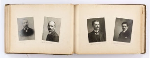 Album pamiątkowy maturzystów Gimnazjum im. Stanisława Staszica w Lublinie z 1915 r. Oprawiony w twardą płócienną oprawę. Na okładce ułożony ukośnie pas brązowo-zielonej tkaniny. W l. g. rogu wytłoczona data „1915”. Wewnątrz 12 usztywnionych kart. Dwustronnie zamieszczone w wyciętych passepartout fotografie. Na pierwszych 5 stronach w okienkach (9,5 x 13,5 cm) wsunięte czarnobiałe fotografie: widok ogólny Lublina, panorama Starego Miasta, Brama Krakowska, pomnik Unii Lubelskiej oraz portret dyrektora Gracjana Chmielewskiego. Na kolejnych kartach rozmieszczone po dwa lekko przechylone okienka (8,2 x 6,1 cm). W nie wsunięte portrety nauczycieli oraz maturzystów. Niektóre wizerunki podpisane ołówkiem. Na końcu podkolorowana pocztówka z gmachem Szkoły Staszica przy ul. Bernardyńskiej 12. 
Wśród rozpoznanych osób: 
a) z grona pedagogicznego: Badyoczek Ignacy; Borkowski Julian, Franczowski (imię nieznane), Gawryłowski (imię nieznane), Grafczyński Tadeusz, ks. Gostyński Kazimierz, Le Brun René Le Brun, Mordeljew (imię nieznane), Remiszewski Antoni, Rumel Cezary, Skawiński (imię nieznane), Wejss Aleksander (?), Wiercieński Krystyn
b) z absolwentów: Biczyński Jan, Boski Jerzy, Brzozowski (imię nieznane), Danowski (imię nieznane), Gajewski Włodzimierz, Grabowski vel Szczerba Aleksander, Knolko (imię nieznane), Kobiałko (imię nieznane), Lewiński (imię nieznane), Olszewski (imię nieznane), Phunhausco (imię nieznane), Pruski T., Pruski Włodzimierz, Waśniewski (imię nieznane), Wąsowski (imię nieznane), Wójtowicz Stanisław, Zaręba (imię nieznane) oraz dwie osoby niezidentyfikowane.
