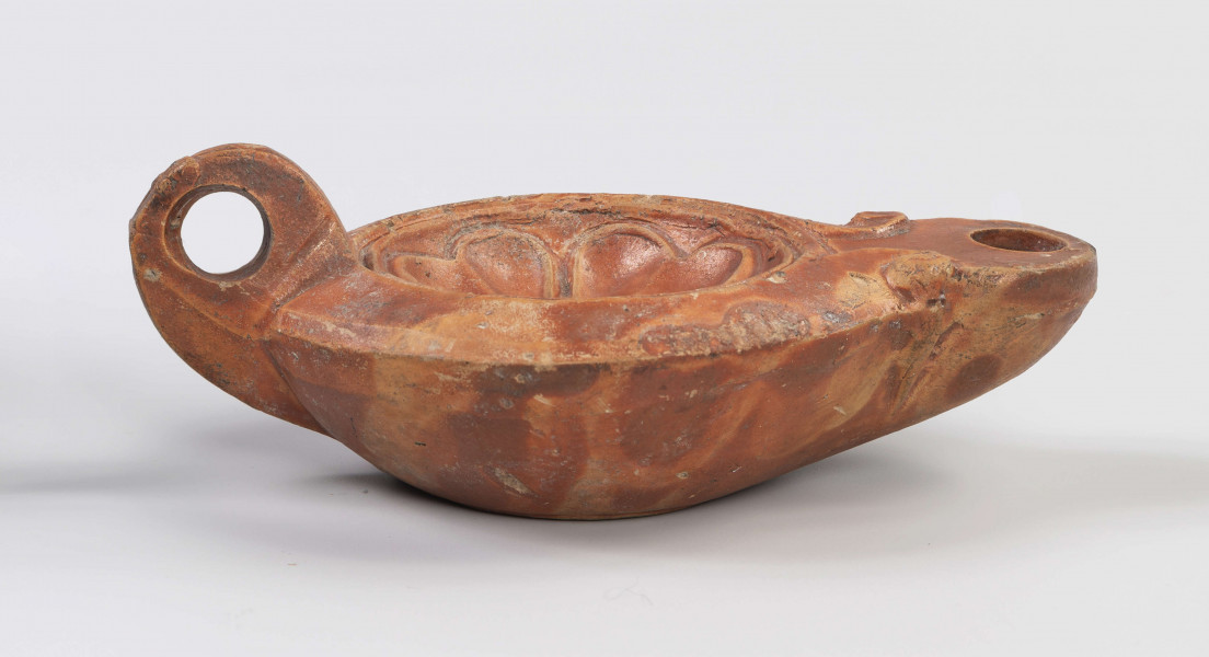 720/A/ML/4 - Uszko taśmowate zdobione dwoma żłobkami; niewielki otwór do nalewania oliwy 