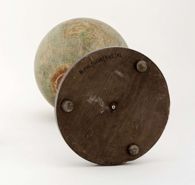 Kula tekturowa, oklejona mapą złożoną z 18 segmentów (każdy po 20 stopni) i 2 kół, postument drewniany, toczony, południka brak, ramię druciane, model 
