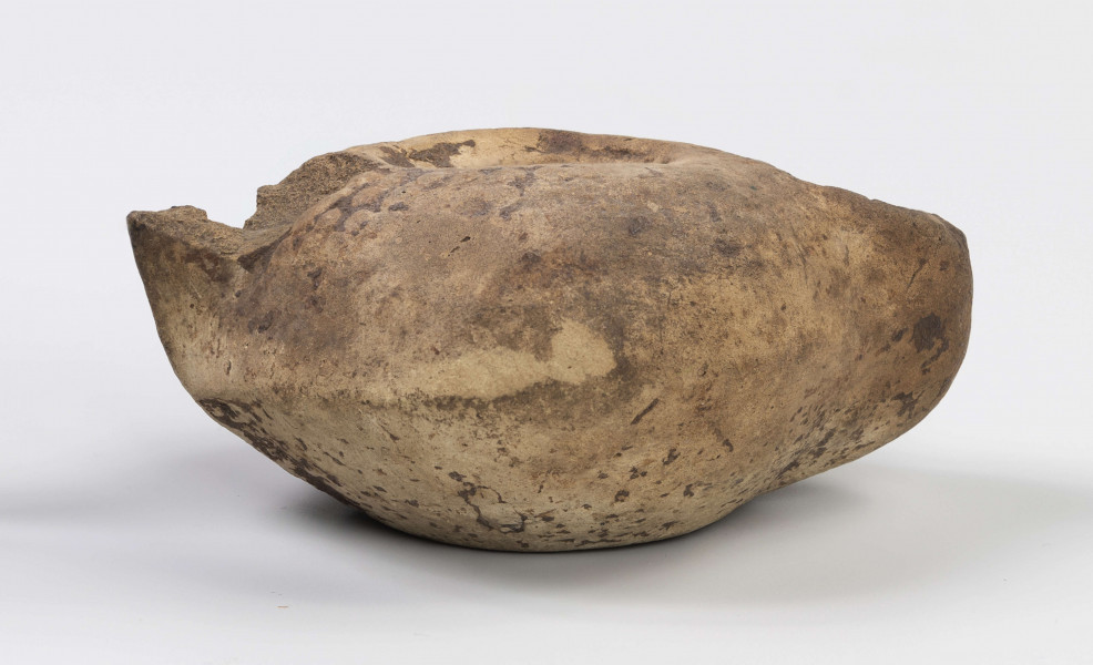 720/A/ML/3 - Uszko dtłuczone; dość duży otwór do wlewania oliwy w niewielkim zagłebieniu; dość duży owtór na płomień; lampka zdobiona w górnej partii wypukłymi granulkami układającymi się w dookolne rzędy