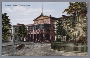 ML/H/762/3 - Pocztówka barwna. Widok Pałacu Gubernatora (tzw. Pałacu Radziwiłłów) na placu Litewskim w Lublinie o otoczeniu drzew i parkanu. Widok od frontu. Na pierwszym planie podjazd pod gmach. Widoczny fragment chodnika. Po prawej stronie, za metalowym półkolistym ogrodzeniem, drzewa i krzewy. Po lewej również zieleń. Część środkowa pałacu z wysuniętą oszkloną altaną wspartą na arkadach. Zwieńczenie w postaci tympanonu. Skrzydła boczne przysłonięte drzewami. Na pierwszym planie samochód. W tle przechodnie. Błękitne niebo z obłokami. W l.g. rogu napis informacyjny drukiem. Litery w kolorze czarnym. Na rewersie w l.g. rogu imienna pieczęć tuszowa (odbitka w kolorze czerwonym) lubelskiego geodety, Aleksandra Czarnieckiego. Niżej odbitka datownika. W p.d. rogu drukiem data wydania i numer serii. Pośrodku, przy dolnej krawędzi logo wydawcy. Napisy i linatura w kolorze brązowym. Brak śladu obiegu pocztowego.