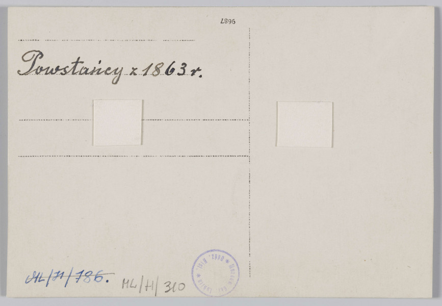 ML/H/310 - Na fotografii grupa weteranów powstania styczniowego, licząca 34 osoby. Ustawieni są w trzech rządach: pierwszy rząd siedzi na krzesłach, drugi stoi, trzeci rząd stoi na podwyższeniu. Część mężczyzn ubrana w czamaraki. Z prawej strony salutujące wojsko. Fotografia wykonana na tle budynków. Na odwrociu wykropkowane linie jak na pocztówkach oraz odręczny napis: Powstańcy z 1863 r.
