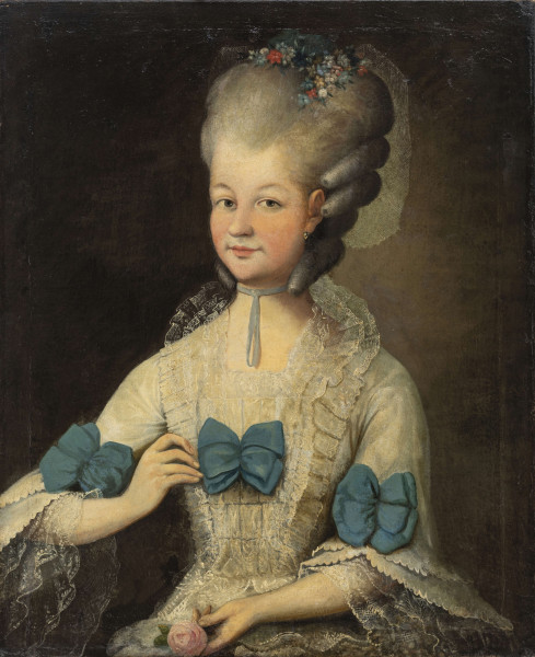 Portret młodej kobiety do bioder, w pozycji siedzącej, tułów na wprost, głowa odchylona w prawo. Prawa ręka zgięta w łokciu, uniesiona, w lewej ułożonej na kolanie, trzyma różę. Ubrana w białą suknię z koronkowymi ozdobami i trzema niebieskimi kokardkami (na dekolcie i rękawach). Szerokie rękawy i kołnierzyk przy prostokątnym dekolcie, wykończone koronką. Na szyi zawiązana na supeł niebieska tasiemka. Na głowie wysoka, biała peruka z puklami zwiniętymi po bokach. Na czubku wpięty stroik z niebieskiej wstążki, kolorowych kwiatuszków i tiulowego welonika. Tło neutralne, ciemne, rozjaśnione z lewej strony.