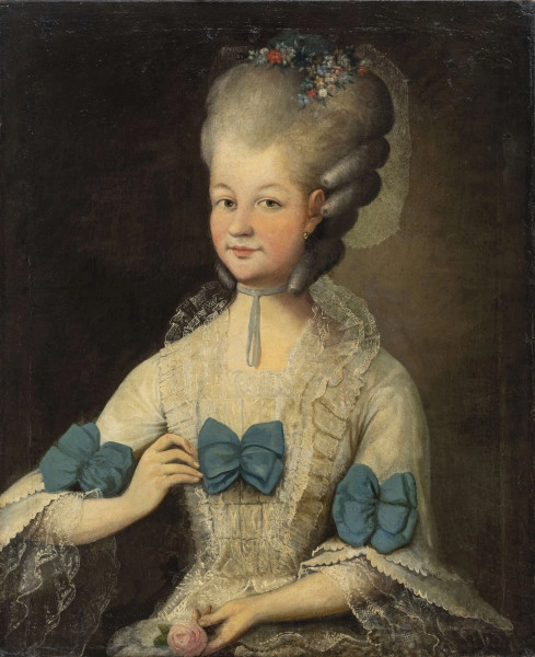 Portret młodej kobiety do bioder, w pozycji siedzącej, tułów na wprost, głowa odchylona w prawo. Prawa ręka zgięta w łokciu, uniesiona, w lewej ułożonej na kolanie, trzyma różę. Ubrana w białą suknię z koronkowymi ozdobami i trzema niebieskimi kokardkami (na dekolcie i rękawach). Szerokie rękawy i kołnierzyk przy prostokątnym dekolcie, wykończone koronką. Na szyi zawiązana na supeł niebieska tasiemka. Na głowie wysoka, biała peruka z puklami zwiniętymi po bokach. Na czubku wpięty stroik z niebieskiej wstążki, kolorowych kwiatuszków i tiulowego welonika. Tło neutralne, ciemne, rozjaśnione z lewej strony.
