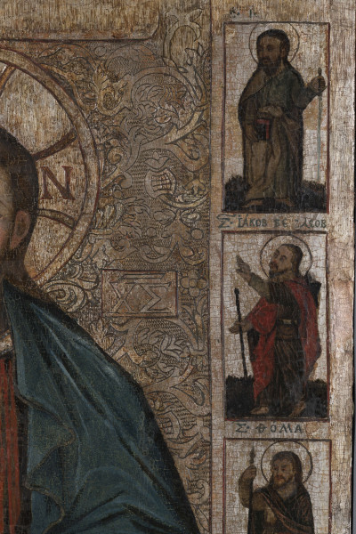 S/Mal/430/ML - Pole główne wypełnia Chrystus Pantokrator ukazany frontalnie w ujęciu półpostaciowym. W lewej dłoni trzyma otwartą księgę z tekstem stanowiącym kompilację różnych fragmentów Ewangelii: „Starajcie się naprzód o królestwo [niebieskie] i [jego] sprawiedliwość, a wszystko to będzie wam dane [Mt 6,33]. Proście i będzie wam dane; szukajcie a znajdziecie [Mt 7,7] Popatrzcie na ptaki na niebie jak [...] ojciec [Mt 6,26] .”
Prawą dłoń trzyma w sposób przypominający gest błogosławieństwa, jednakże wyciągnięty ma jedynie palec wskazujący, pozostałe są zgięte; dłonią tą wydaje się rozchylać swą szatę, jakby rozerwaną na wysokości serca. Ubrany jest w czerwony chiton ze złotymi lamówkami i stichosem oraz zielony himation. Twarz ma pociągłą, jasną z wyraźnymi zaróżowieniami na policzkach, okoloną krótką brodą i zaczesanymi gładko włosami, ma ostro zakończone wąsy. Głowę otacza nimb krzyżowy z monogramem cyrylickim , po bokach w wydzielonych polach widnieje jego monogram IC XC. Jego postać otaczają wizerunki apostołów i Ewangelistów z atrybutami (z wypisanymi cyrylica imionami). W klejmach po lewej stronie znajdują się:
Piotr (klucz), Andrzej (krzyż św. Andrzeja), Jakub Alfeuszowy (pałka folusznicza), Bartłomiej (nóż), Mateusz (topór)
Po prawej: Paweł (miecz), Jakub Starszy (kapelusz, strój wędrowca, laska), Tomasz (włócznia), Filip (laska krzyżowa), Szymon (piła)
Na dole Ewangeliści: Mateusz (uskrzydlony młodzieniec), Marek (lew), Łukasz (wół), Jan (orzeł)
Głowy ich wszystkich otaczają nimby, a ubrani są w chitony i himationy w barwach czerwieni, błękitu, brązów i szarości.
Obraz posiada płótno dublażowe i napięty jest na krosna