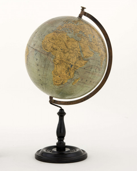 Globus bez tytułu, roku wydania i granic politycznych. Mapa litografia kolorowa; 12 segmentów i 2 koła. Treść kartograficzna nie jest bogata. Podstawowa sieć wodna i linia brzegowa kontynetów zaznaczone kolorem niebieskim. Największe góry przedstawiono za pomocą metody kreskowej (w postaci 