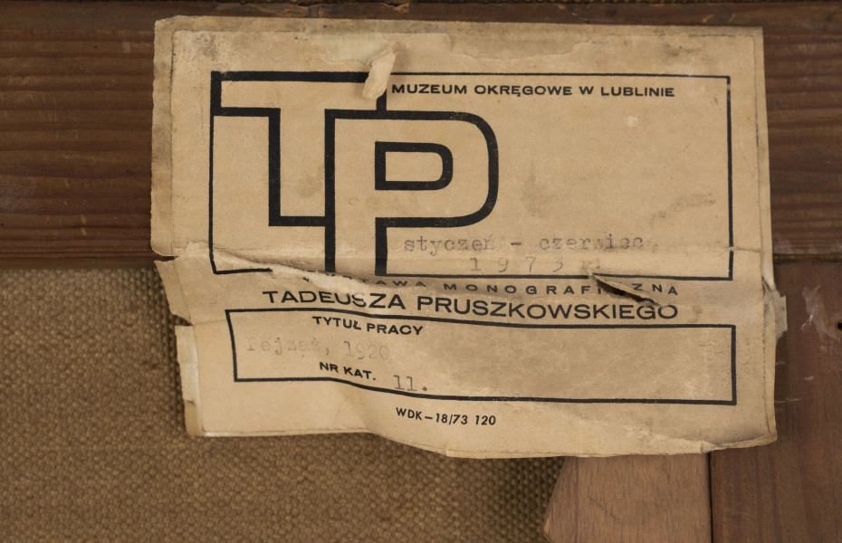 S/Mal/832/ML - Obraz zakomponowany w owalu. Po lewej stronie - grupa wysokich drzew o ciemnych koronach. Na pierwszym planie fragment brzegu rzeki z drewnianym mostkiem po lewej stronie. Na rzece łódka z zarzuconą siecią. Na drugim planie - zabudowania wiejskie skupione wokół kościoła z czerwonym dachem. Przed nimi przydrożny krzyż lub mogiła. W tle, po prawej wzgórza. Na nich zamek z dwiema, okrągłymi wieżami. Wyzej - niebo z obłokami. Pejzaż ożywiony postaciami ludzi. 