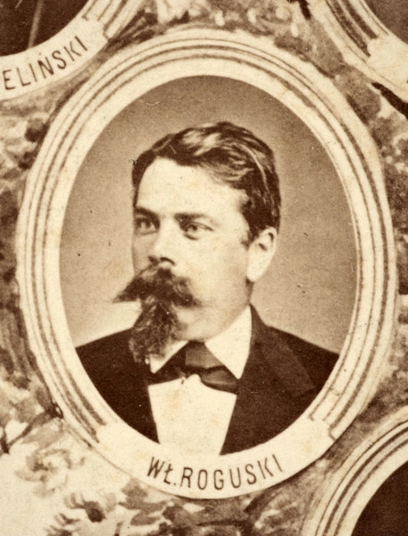 Fotografie w odcieniu sepii umieszczone na tle drzew i roślin, w centralnym miejscu postać kobiety ze sztandarem i aniołkami, wkomponowane widoki budowanej stacji, mostu kolejowego i lokomotywy. Największe zdjęcie w górnej, środkowej części bez podpisu, prawdopodobnie inż. głównej kolei nadwiślańskiej Tadeusz Chrzanowski lub jego następca Walery Titkow. Wśród podobizn pracownicy Biura Głównego Inżyniera: inż. Włodzimierz Stanisławski - pomocnik głównego inżyniera; inż. Feliks Kucharzewski -  pomocnik naczelnika biura; Feliks Kamocki - naczelnik kancelarii; Witold Lanci - naczelnik Wydz. Architektury; dr Wacław Lasocki- służba zdrowia; Władysław Radwan - sprawy zakupu gruntów; inż. Stanisław hr Scipio - projektant mostów kolejowych i jego współpracownicy: inż. Stefan Zieliński, inż. Maurycy Machalski, inż. Feliks Kucharzewski. Fotografia w passe - partout, za szkłem, oprawiona w drewnianą, profilowaną ramę.