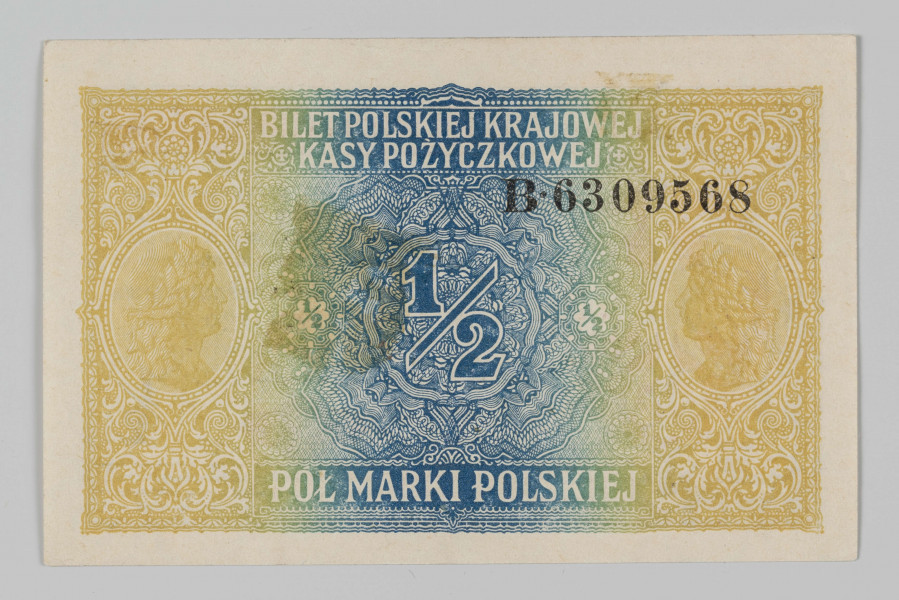 N/Bn/123/ML - Aw. Z lewej w czerwonym bogato zdobionym kartuszu Orzeł polski. Z prawej u góry: PÓŁ MARKI POLSKIEJ. Niżej 4-wierszowy tekst: 
Rzesza Niemiecka przyjmuje odpo- / wiedzialność za spłatę biletów Polskiej / Krajowej Kasy Pozyczkowej w Markach / Niemieckich po cenie nominalnej.
Niżej:
Zarząd Generał-Gubernatorstwa / Warszawskiego / Warszawa, dn. 9-go grudnia 1916 r. Faksymilowane podpisy: von Kries, Überschaer, von Conrad 
Niżej graficne przedstawienie pieczęci Zarządu Generał-Gubernatorstwa Warszawskiego na wstędze z oznaczeniem nominału  - w kolorze czerwonym - rozdziela datę 19 – 17. Po bokach 1/2 – 1/2. U doołu sankcja 3-wierszowa sankcja karna.

Rw. Z lewej i prawej medaliony z żeńskimi głowami. Napis, u góry:
BILET POLSKIEJ KRAJOWEJ / KASY POŻYCZKOWEJ
u dołu:
PÓŁ MARKI POLSKIEJ
Pośrodku oznaczenie nominału: 1/2
Seria i numer: B.6309568


