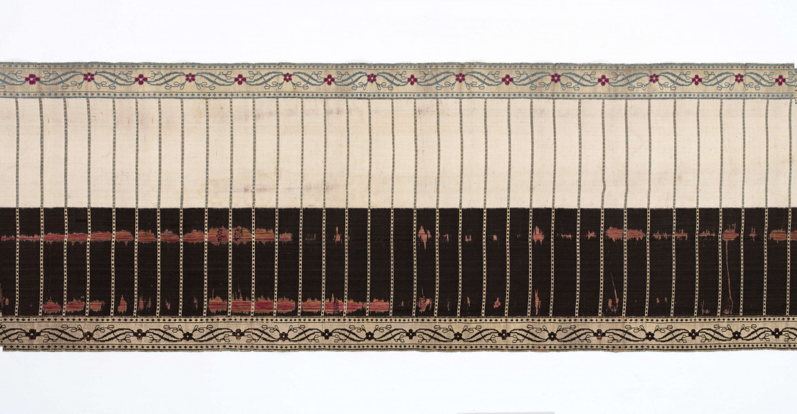 Pas kontuszowy 4-stronny
Ornament:
głowy - dwa krzaczki kwiatowe otoczone medalionami z wijącej się wstęgi
środek ( wciąż)- poprzeczne gładkie pólka
obwódki - z motywem kostki i rombów
obrzeżenia pionowe z motywem podwójnej przeplatającej się wici roślinnej, poziome - z motywem wijacej sie wstążki z kwiatami
Kolor:
pr. - tło głów i obrzeżeń srebrne, ornament brązowy z błękitem i amarantem, pólka w połowie brązowe (czarne ?), w połowie kremowe
l. - tło połowy głów i obrzeżeń błękitne oraz  w połowie pólek amarantowe, druga połowa głów i obrzeżeń brązowa oraz pólek - amarantowa
W narożnikach sygnatura wytkana 