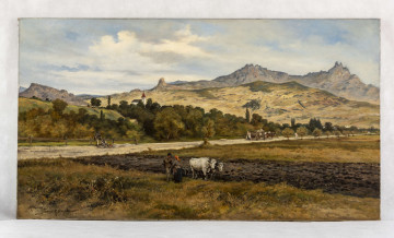 Pejzaż ze sztafażem. Na pierwszym planie ugrowo-zielone pole, pośrodku którego stoją dwa, białe woły zaprzężone do pługa. Obok nich - stojący mężczyzna i kobieta w czerwonej chustce. Na drugim planie przez całą szerokość płótna biegnie jasna, ugrowa polna droga. Na niej wozy z końmi oraz dwaj mężczyźni odpoczywający na skraju drogi. Po obu stronach drogi - rzadko rosnące, małe drzewka. W tle - wzgórza. Po lewej stronie wzgórza porośnięte drzewami o różnych odcieniach zieleni. Spośród nich wyłania się dach kościoła i wieża z czerwonym hełmem, a po prawej stronie - słabo widoczne fragmenty białych budynków. Po prawej stronie w tle - nagie, wysokie, strome wzgórza malowane jasnymi ugrami i zieleniami.