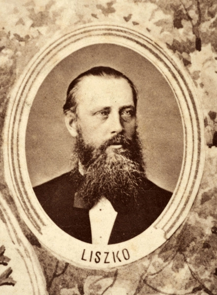 Fotografie w odcieniu sepii umieszczone na tle drzew i roślin, w centralnym miejscu postać kobiety ze sztandarem i aniołkami, wkomponowane widoki budowanej stacji, mostu kolejowego i lokomotywy. Największe zdjęcie w górnej, środkowej części bez podpisu, prawdopodobnie inż. głównej kolei nadwiślańskiej Tadeusz Chrzanowski lub jego następca Walery Titkow. Wśród podobizn pracownicy Biura Głównego Inżyniera: inż. Włodzimierz Stanisławski - pomocnik głównego inżyniera; inż. Feliks Kucharzewski -  pomocnik naczelnika biura; Feliks Kamocki - naczelnik kancelarii; Witold Lanci - naczelnik Wydz. Architektury; dr Wacław Lasocki- służba zdrowia; Władysław Radwan - sprawy zakupu gruntów; inż. Stanisław hr Scipio - projektant mostów kolejowych i jego współpracownicy: inż. Stefan Zieliński, inż. Maurycy Machalski, inż. Feliks Kucharzewski. Fotografia w passe - partout, za szkłem, oprawiona w drewnianą, profilowaną ramę.