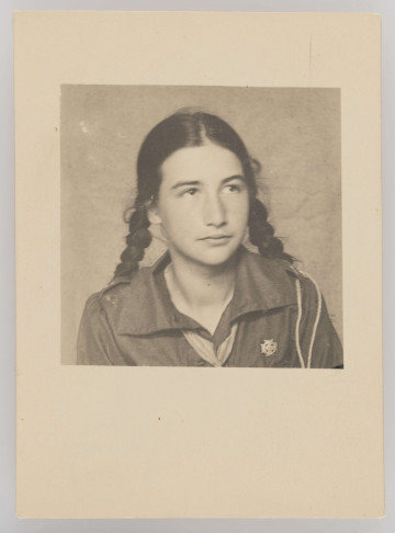 ML/MART/1928 - Fotografia Joanny Jankowskiej w mundurze harcerskim.