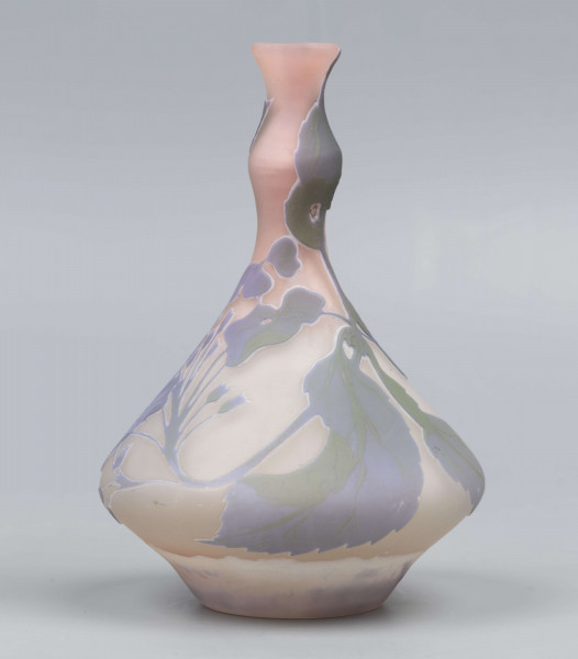 S/CS/1596/ML - Wazonik w formie tralki z brzuścem silnie rozszerzonym, dwustożkowym, z wąska szyją podwójnie przewężoną; ze szkła bezbarwnego, matowionego, barwionego nierównomiernie  na kolor pomarańczoworóżowy. Na powierzchni plastyczny wzór swobodnie rzuconej szarozielonej gałązki petunii z kwiatami w kolorze szrofioletowym.
 