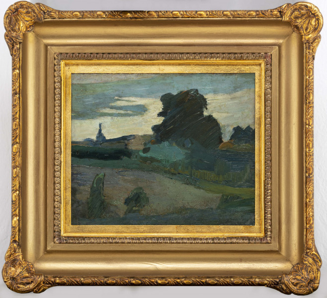 Na pierwszym planie łąka z krzewami. W centralnej części pas zieleni z dominującym, rozłożystym drzewem. W tle niebo pokryte chmurami. Obraz potraktowany szkicowo, utrzymany w chłodnej tonacji z bogatą gamą zieleni i błękitów. 