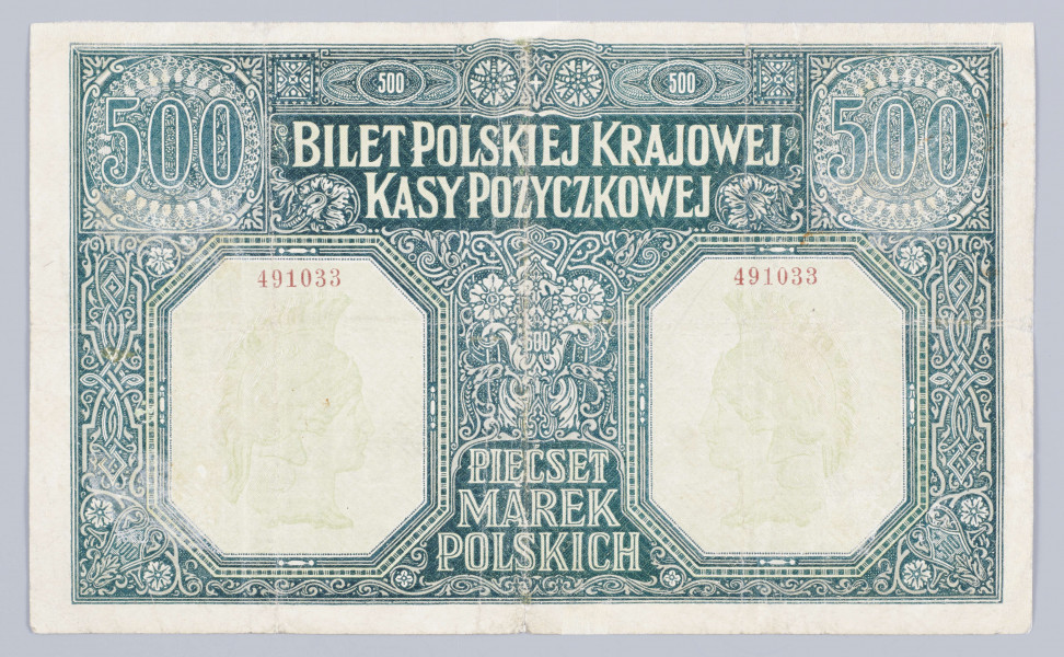 Aw. W sznurowej ramce ornamentyka z rozetek i motywów roślinnych. Z prawej w bogato zdobionym ukoronowanym kartuszu renesansowy polski Orzeł na czerwonym tle, otoczony od dołu obłokami. Niżej: POLSKA KRAJOWA / KASA POŻYCZKOWA
Z prawej w kartuszu na czerwonym giloszowym tle oznaczenie nominału-500. Niżej w 4-wierszach sankcja karna za podrabianie, fałszowanie lub puszczanie w obieg podrobionych lub fałszowanych pieniędzy PKKP. 
W polu środkowym od góry: 500 PIĘĆSET 500 / MAREK POLSKICH; niżej 5-wierszowa klauzula o odpowiedzialności państwa za wymianę waluty markowej na przyszłą walutę polską. Niżej: WARSZAWA, dnia 15 stycznia 1919 r. / DYREKCJA POLSKIEJ KRAJOWEJ KASY / POŻYCZKOWEJ
Podpisy: Stanisław Karpiński, Zygmunt Chamiec
Główny Skarbnik: MARIAN KARPUS
Niżej banderola z nominałem 500 – 500, rozdzielonym przez pieczęć z Orłem polskim, otoczonym napisem: POLSKA KRAJOWA KASA POŻYCZKOWA

Rw. W prostej ramce ornamentyka roślinno-geometryczna. Od góry z prawej i lewej w rozetkach 500, rozdzielone napisem: BILET POLSKIEJ KRAJOWEJ / KASY POŻYCZKOWEJ
Niżej w ośmiobokach, z lewej i prawej strony, zwrócone do siebie wizerunki bogini Minerwy. Nieco niżej pomiędzy nimi: PIĘĆSET / MAREK / POLSKICH
Numer - 491033
