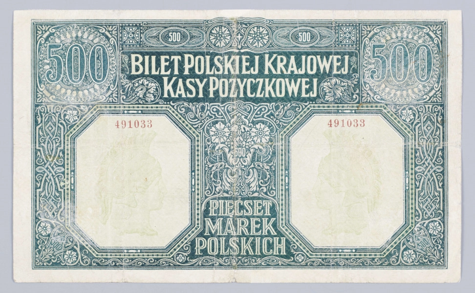 Aw. W sznurowej ramce ornamentyka z rozetek i motywów roślinnych. Z prawej w bogato zdobionym ukoronowanym kartuszu renesansowy polski Orzeł na czerwonym tle, otoczony od dołu obłokami. Niżej: POLSKA KRAJOWA / KASA POŻYCZKOWA
Z prawej w kartuszu na czerwonym giloszowym tle oznaczenie nominału-500. Niżej w 4-wierszach sankcja karna za podrabianie, fałszowanie lub puszczanie w obieg podrobionych lub fałszowanych pieniędzy PKKP. 
W polu środkowym od góry: 500 PIĘĆSET 500 / MAREK POLSKICH; niżej 5-wierszowa klauzula o odpowiedzialności państwa za wymianę waluty markowej na przyszłą walutę polską. Niżej: WARSZAWA, dnia 15 stycznia 1919 r. / DYREKCJA POLSKIEJ KRAJOWEJ KASY / POŻYCZKOWEJ
Podpisy: Stanisław Karpiński, Zygmunt Chamiec
Główny Skarbnik: MARIAN KARPUS
Niżej banderola z nominałem 500 – 500, rozdzielonym przez pieczęć z Orłem polskim, otoczonym napisem: POLSKA KRAJOWA KASA POŻYCZKOWA

Rw. W prostej ramce ornamentyka roślinno-geometryczna. Od góry z prawej i lewej w rozetkach 500, rozdzielone napisem: BILET POLSKIEJ KRAJOWEJ / KASY POŻYCZKOWEJ
Niżej w ośmiobokach, z lewej i prawej strony, zwrócone do siebie wizerunki bogini Minerwy. Nieco niżej pomiędzy nimi: PIĘĆSET / MAREK / POLSKICH
Numer - 491033
