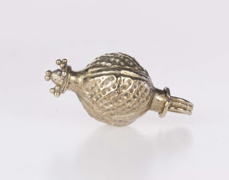 Wisiorek kulisty, typ Ia (wg. klasyfikacji A. v. Müllera). Korpus zdobiony czterema pionowymi żeberkami i wybijanymi punkcikami, wypełniającymi liniami w układzie skośnym pola pomiędzy nimi. Wieszadełko składające sie z szyjki przylegającej bezpośrednio do kuli, wieńczącego ją pierścienia i uszka taśmy z pogrubionym brzegiem z polem między nimi wypełnionym granulacją. Na dole wisiorka znajduje się element w postaci tulejki z przylutowanym stożkiem umieszczonym na profilowanej płyce, której narożniki, jak i szczyt stożka, zdobią triady granulek. Wisiorek prawdopodobnie był importem z terenów kultury wielbarskiej.
Wymiary dodatkowe: 2,5 mm (śr. szyjki wieszadełka); 2,5 mm (wys. szyjki wieszadełka); 4,0 mm (śr. pierścienia wieszadełka); 2,0 mm (szer. uszka); 2,0 mm (śr. tulejki); 1,5 mm (wys. stożka)