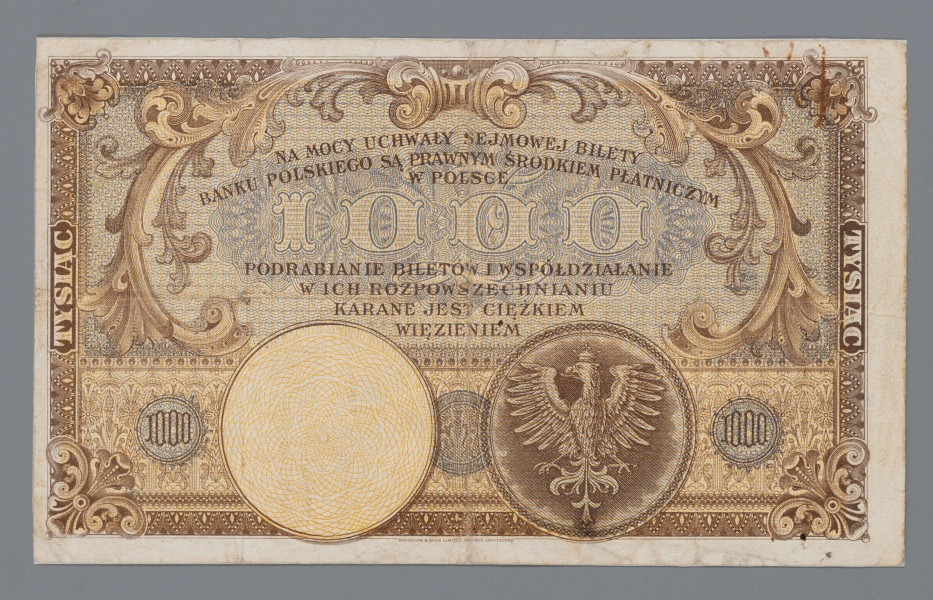 N/Bn/1440/ML - Aw. W ramce z motywami pawich ogonów i akantu, w rogach, w ozdobnych owalach wartość: 1000. Centralnie u góry w łuku: BANK POLSKI; niżej poziomo: TYSIĄĆ ZŁOTYCH / WARSZAWA dn 28 LUTEGO 1919 roku / DYREKCJA BANKU POSLKIEGO / GŁÓWNY SKARBNIK
Podpisy, odpowiednio: Stanisław Karpiński – Zygmunt Chamiec / Marian Karpus
Po bokach na osi numeracja: No. / S.A. 1338701 – No. / S.A. 1338701
U dołu dwa tonda; w lewym wizerunek Tadeusza Kościuszki, w prawym znak wodny z przedstawieniem wodza z profilu. Po bokach wartość słownie: TYSIĄC – TYSIĄC
U dołu pod ramka sygnatura wytwórni.

Rw. W ozdobnej ramce z motywami akantu od góry klauzula zakomponowana w łuku: NA MOCY UCHWALY SEJMOWEJ BILETY / BANKU POLSKIEGO SĄ PRAWNYM ŚRODKIEM PŁATNICZYM / W POLSCE; niżej poziomo sankcja: PODRABIANIE BIELTÓW I WSPÓŁDZIAŁANIE / W ICH ROZPOWSZECHNIANIU / KARANE JEST CIĘŻKIM / WIĘZIENIEM
Pomiędzy klauzulami, na tle giloszy, wartość ozdobnymi cyframi: 1000
Niżej dwa tonda; w lewym znak wodny z wizerunkiem Tadeusza Kościuszki, w prawym godło państwa polskiego. Po bokach w małych tondach: 1000 – 1000. W krótszych bokach ramki pionowo: TYSIĄC – TYSIĄC
