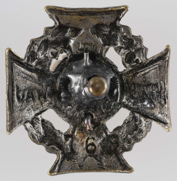 ML/MART/255 - Krzyż harcerski ze złotą lilijką wykonany z metalu, krzyz należał do harcerza Włodzimierza Kadury. Krzyż 4-ramienny wykonany z metalu, na środku złota lilijka harcerska, w tle liście wawrzynu, na krzyżu napis 