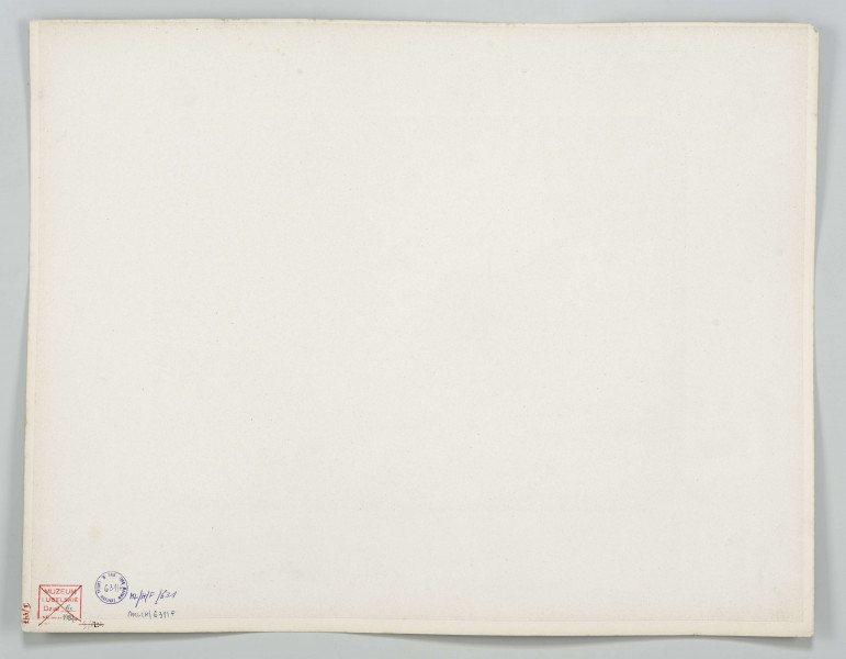 Przy nasypie po lewej stronie torów stoi mężczyzna, na lewo wóz. Po drugiej stronie pod wiaduktem widoczna grupa mężczyzn. W tle zabudowania kolejowe, drzewa i fragment miasta. Fotografia o zaokrąglonych rogach, obrysowana dookoła cienką ramką, naklejona na tekturę. Powyżej i pod fotografią napisy po rosyjsku - z lewej i po polsku - z prawej strony. W dolnej części informacja o autorze zdjęcia w języku rosyjskim.