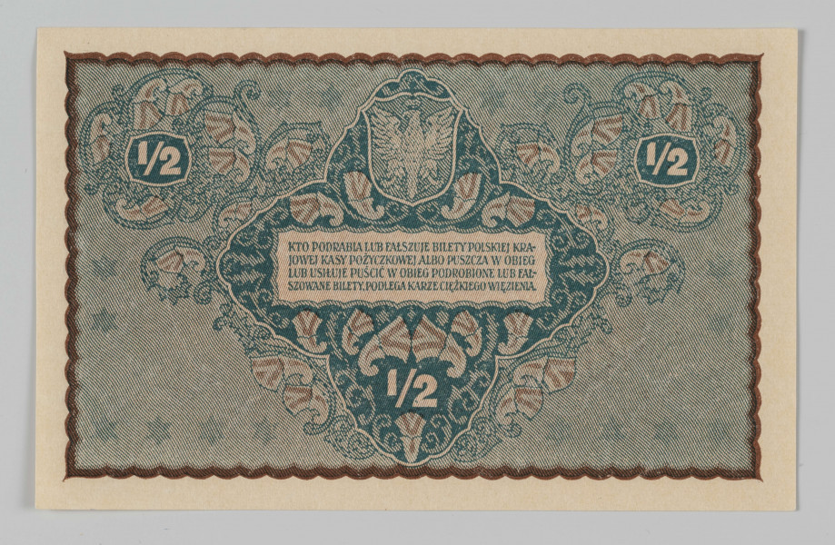 N/Bn/138/ML - Aw. W polu centralnym napis: PÓŁ / MARKI POLSKIEJ
Niżej drobny drukiem: PAŃSTWO POSLKIE BIERZE NA SIEBIE ODPOWIEDZIALNOŚĆ ZA WY- / MIANĘ NINIEJSZEGO BILETU NA PRZYSZŁĄ WALUTĘ POLSKĄ WE- / DŁUG STOSUNKU, KTÓRY DLA MARKI POLSKIEJ UCHWALI SEJM / USTAWODAWCZY. WARSZAWA, DNIA 7. LUTEGO 1920 ROKU / DYREKCJA POLSKIEJ KRAJOWEJ KASY POŻYCZKOWEJ.
Podpisy: Władysław Bryka, Józef Zarzycki. Całość ujmuje treść zakomponowana w łuku u góry i na dole: POSLKA + KRAJOWA / KASA + POŻYCZKOWA
Z prawej popiersie Tadeusza Kościuszki zwrócone w lewo, z lewej Orzeł ustawowy. Oznaczenie nominału 1/2. 

Rw. W wyodrębnionym polu Orzeł ustawowy, niżej w ramce czterowierszowy napis: 
KTO PODRABIA LUB FAŁSZUJE BILETY POLSKIEJ KRA- / JOWEJ KASY POŻYCZKOWEJ ALBO PUSZCZA W OBIEG / LUB USIŁUJE PUŚCIĆ W OBIEG PODROBIONE LUB FAŁ- / SZOWANE BILETY, PODLEGA KARZE CIEŻKIEGO WIĘZIENIA.
Oznaczenia nominału 1/2. 
Awers i rewers bogato zdobiony ornamentyką roślinną. Bez oznaczenia serii i numerów.