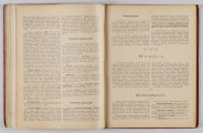 ML/H/650 - Okładka twarda, obklejona czerwonym płótnem, z wytłoczonym na złoto tytułem i ozdobami. Po lewej stronie popiersie kobiety bokiem, z wyciągniętą ręką trzymającą pędzel, poniżej kwiaty. W lewej części autor i tytuł, poniżej ozdobnik roślinny. Strona tytułowa przedstawia dwóch mężczyzn pochylonych nad mapą, w tle pejzaż wiejski z zamkiem na wzgórzu. Tytuł atlasu w wydzielonym, prostokątnym polu. Następna strona zawiera skorowidz i obiaśnienie znaków. Pierwsza z map to Mapa Ogólna Królestwa Polskiego z podziałem na gubernie i powiaty, następne to mapy powiatów. Na każdej stronie z mapą znajduja sie barwne grafiki z przedstawieniem zabytkowych budowli, typów ludowych, ruin, pejzaży. Do Atlasu dołączona luzem Mapa Guberni Lubelskiej, granice powiatu i wypełnienie błekitne.