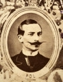 Fotografie w odcieniu sepii umieszczone na tle drzew i roślin, w centralnym miejscu postać kobiety ze sztandarem i aniołkami, wkomponowane widoki budowanej stacji, mostu kolejowego i lokomotywy. Największe zdjęcie w górnej, środkowej części bez podpisu, prawdopodobnie inż. głównej kolei nadwiślańskiej Tadeusz Chrzanowski lub jego następca Walery Titkow. Wśród podobizn pracownicy Biura Głównego Inżyniera: inż. Włodzimierz Stanisławski - pomocnik głównego inżyniera; inż. Feliks Kucharzewski -  pomocnik naczelnika biura; Feliks Kamocki - naczelnik kancelarii; Witold Lanci - naczelnik Wydz. Architektury; dr Wacław Lasocki- służba zdrowia; Władysław Radwan - sprawy zakupu gruntów; inż. Stanisław hr Scipio - projektant mostów kolejowych i jego współpracownicy: inż. Stefan Zieliński, inż. Maurycy Machalski, inż. Feliks Kucharzewski. Fotografia w passe - partout, za szkłem, oprawiona w drewnianą, profilowaną ramę.