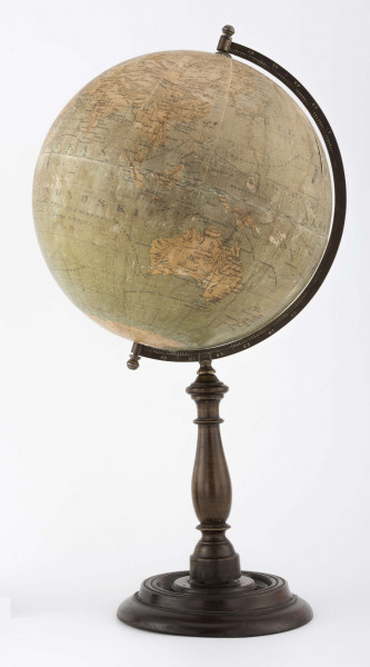 Kula tekturowa, oklejona mapą złożoną z 12 segmentów (każdy po 30 stopni) i 2 kół, postument drwniany, toczony, obrotowy, ozdobny, południk metalowy, 180-stopniowy, skalowany co 1 stopień.
Lądy - rzeki zaznaczono na ciemnoniebiesko, niebieskie jeziora zakreskowano na granatowo. Góry i pustynie również zaznaczono szrafem. Na mapie znalazły się też miasta. Lądy mają jednolity jasnobeżowy kolor, oprócz białej Antarktydy.
Morza - wyeksponowano tu nazwy oceanów. Wyraźnie widoczne są również prądy morskie. Zaznaczono je dużą liczbą równoległych strzałek zróżnicowanych kolorystycznie (zimne prądy - barwa niebieska, ciepłe - czerwona). Naniesiono także wyspy i duże zatoki. Wody mają jasnoniebieski kolor.
Siatkę geograficzną poprowadzono co 10 stopni, równik i południk 