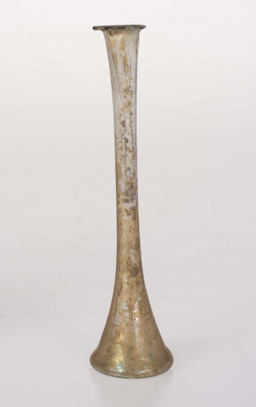 Naczynie szklane. Płaskie dno, od niego zwężająca się ku górze szyjka, rozszerzająca się przy wylewie, który jest mocno odchylonych.
wymiary dodatkowe: 3,2 cm (śr. dna)