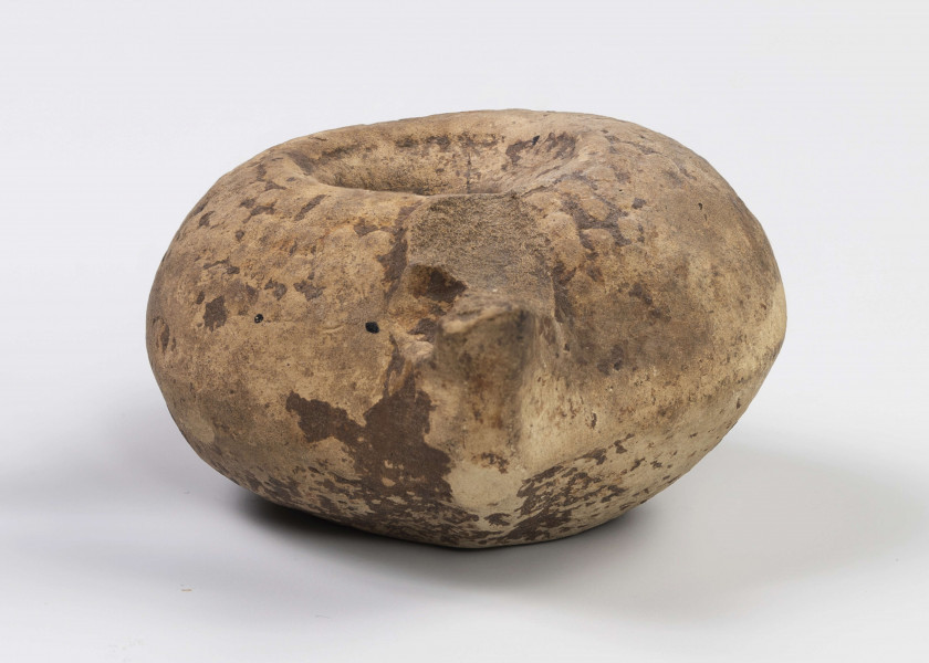 720/A/ML/3 - Uszko dtłuczone; dość duży otwór do wlewania oliwy w niewielkim zagłebieniu; dość duży owtór na płomień; lampka zdobiona w górnej partii wypukłymi granulkami układającymi się w dookolne rzędy