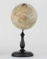 Globus fizyczno-polityczny Ziemi w skali 1:80 mln, litografia kolorowa; 12 segmentów, z polską nomenklaturą; południk zerowy biegnie przez Greenwich. Kula tekturowa, postument drewniany toczony, ramię metalowe, bez południka. Na globusie obie Ameryki, Azję i Australię otoczono czerwoną wstęgą, Afrykę - niebieską, Europa - zielono-żółtą. 