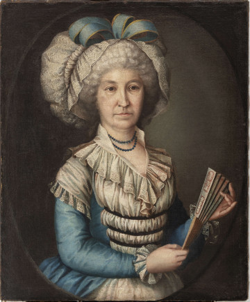 Portret pani Chełmickiej. Postać w ujęciu do bioder, zwrócona w prawą stronę. Ubrana w lekką, białą suknię, typu chemise i niebieskie caraco lub lewitkę z długimi waskimi  rękawami, zakończonymi białą koronką oraz nałożoną nań zwiewną chusteczką - fuchie wykończoną białą, szeroką, marszczoną falbaną z koronki. Przy szyi stójka i płytki dekolt z falbanką. Pod dekoltem suknia przepasana potrójną ciemno brązową aksamitką. Na głowie peruka oraz duży, koronkowy czepiec (bonet) z niebieską kokardą. W prawej dłoni trzyma złożony wachlarz, lewą podtrzymuje jego górną część. Twarz pociągła, oczy duże, brązowe, nos prosty. Tło neutralne, ciemne z zarysowanym owalem.