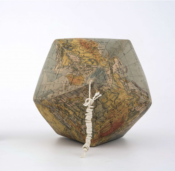 Mapa została podzielona na 20 trójkątów; po odpowiednim wycięciu i zagięciu został z niej sklejony globus. Mapa jest silnie zgeneralizowana. Na lądach na tle hipsometrycznego ukształtowania powierzchni, opartego na poziomicach: 0, 200, 1000, 2000, 4000, 6000 m n.p.m. oznaczono rzeki i jeziora, pasma górskie, pustynie, największe półwyspy oraz znaczną ilość miast. Co rzadkie, dla Grenlandii i Antarktydy również zastosowano metodę hipsometryczną i odpowiadające jej barwy. Na wodach izobaty: 200, 2000, 4000, 7000 m - odcienie koloru niebieskiego obrazują ukształtowanie powierzchni dna morskiego. Na tym tle zaznaczono oceany, największe morza, zatoki, cieśniny, wyspy. Sieć południków i równoleżników poprowadzono co 10 stopni. Równik pogrubiono. Linią przerywaną zaznaczono zwrotniki i koła podbiegunowe. Nakład: 33 300 egz.