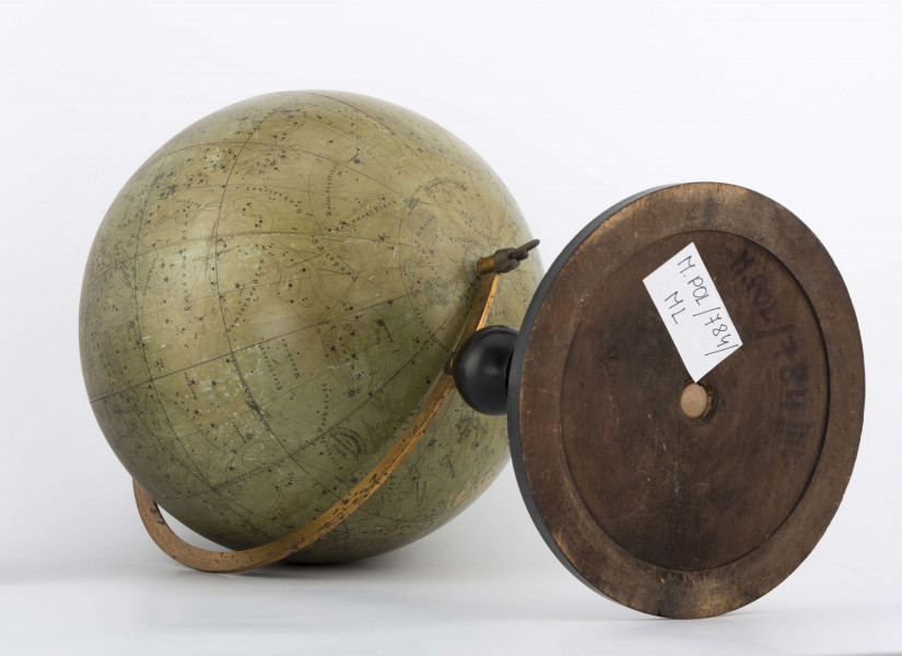 Kula tekturowa oklejona 12 segmentami mapy (każdy po 30 stopni), południk 180-stopniowy, mosiężny, skalowany co 1 stopień, liczbowo oznaczony co 10 stopni, postument drewniany, tłoczony, czarny.
Tło globusa ciemnoniebieskie. Mapa przedstawia rozmieszczenie gwiazd i gwiazdozbiorów na niebie. Sfera niebieska wypełniona jest postaciami zodiakalnymi, których zarys znaczą tworzące je gwiazdy. Południki poprowadzono co 15 stopni, zaś równoleżniki co 23,5 stopnia, oznaczono równik niebieski, zwrotniki i koła podbiegunowe, naniesiono również ekliptykę. 