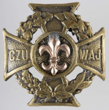 ML/MART/255 - Krzyż harcerski ze złotą lilijką wykonany z metalu, krzyz należał do harcerza Włodzimierza Kadury. Krzyż 4-ramienny wykonany z metalu, na środku złota lilijka harcerska, w tle liście wawrzynu, na krzyżu napis 