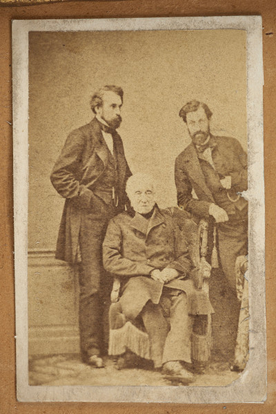 Tableau szklone zewnętrznie, w ramie, zawiera na tekturowym podłożu 15 fotografii uczestników powstania z terenu Wołynia. Pośrodku brak jednej, większej fotografii. Zdjęcia wykonane w sepii, w formacie pocztówkowym, niektóre z nich są podpisane pod spodem i na odwrociu: Eugeniusz Rdułtowski, Herkulan Kardussowski, F. Boryczewski, Antoni Straszewicz, Alfons Romanowski, Adam Hreczyna, Jan Grabis, Antoni Szymkiewicz.
Niektóre fotografie mają na kartonikach wyciskane napisy w języku rosyjskim. W środku tableau, pod pierwszym rzędem zdjęć przymocowany krzyżyk wykonany z chleba i tabaki, dekorowany motywem różyczek. Nad krzyżykiem druciana korona cierniowa, na niej krzyżyk z metalu z gałązką palmową. Niżej, pod brakującą fotografią lufka (?) z tektury, pierścionek i mały medalion ze Świętą Rodziną. Poniżej przymocowany grzebień rogowy, jakucki z napisem w języku rosyjskim i datą: 1864. Całość w ozdobnej ramie z dekoracyjnymi narożnikami, koroną, herbami Polski, Litwy, herbem z literą S. 