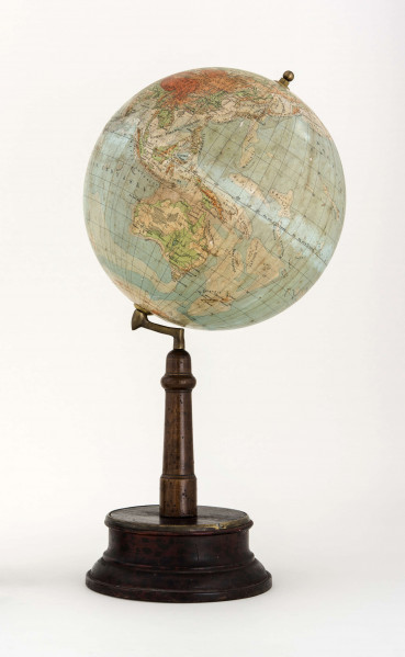 Kula tekturowa oklejona mapą: litografia kolorowa; 18 segmentów i 2 koła, południk skalowany, mosiężny, noga toczona, drewniana, podstawa z drewna piętrowa. Globus sygnowany nazwiskiem Eugeniusza Romera (nie tak doskonały jak późniejsze). Skala barw nie jest jeszcze dobrze dobrana i bogata, a czcionki nie są tak nowoczesne i delikatne. Widnieje nazwa 