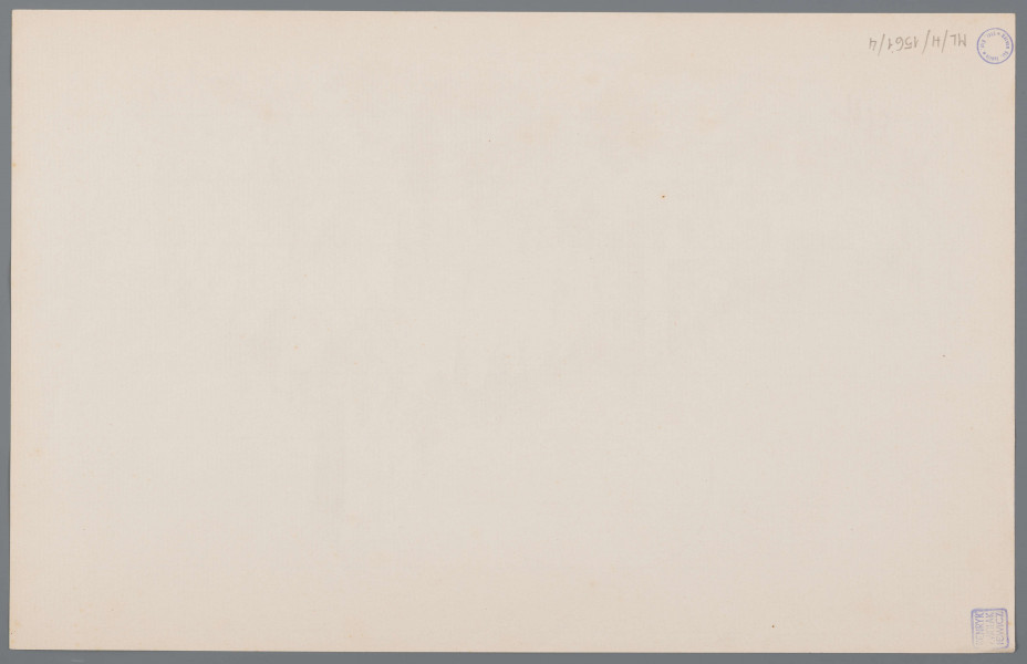 ML/H/1561/4 - Na pierwszym planie droga, prowadząca do bramy wjazdowej, umieszczonej w czworobocznej baszcie. Po prawej stronie widoczne fragmenty murów. Po lewej spiętrzone skały, na których wzniesiona jest wieloboczna baszta, zwieńczona krenelarzem i ostro zakończonym dachem. Skałę porastają drzewa, w oddali widać wzgórze.