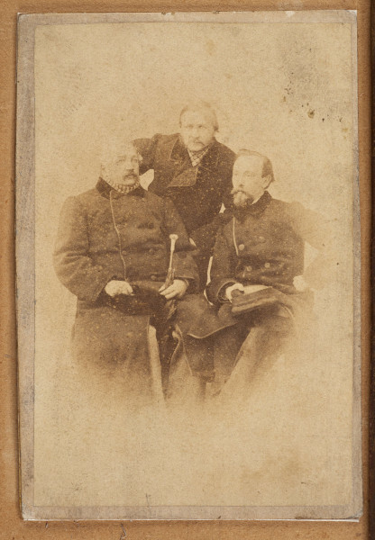 Tableau szklone zewnętrznie, w ramie, zawiera na tekturowym podłożu 15 fotografii uczestników powstania z terenu Wołynia. Pośrodku brak jednej, większej fotografii. Zdjęcia wykonane w sepii, w formacie pocztówkowym, niektóre z nich są podpisane pod spodem i na odwrociu: Eugeniusz Rdułtowski, Herkulan Kardussowski, F. Boryczewski, Antoni Straszewicz, Alfons Romanowski, Adam Hreczyna, Jan Grabis, Antoni Szymkiewicz.
Niektóre fotografie mają na kartonikach wyciskane napisy w języku rosyjskim. W środku tableau, pod pierwszym rzędem zdjęć przymocowany krzyżyk wykonany z chleba i tabaki, dekorowany motywem różyczek. Nad krzyżykiem druciana korona cierniowa, na niej krzyżyk z metalu z gałązką palmową. Niżej, pod brakującą fotografią lufka (?) z tektury, pierścionek i mały medalion ze Świętą Rodziną. Poniżej przymocowany grzebień rogowy, jakucki z napisem w języku rosyjskim i datą: 1864. Całość w ozdobnej ramie z dekoracyjnymi narożnikami, koroną, herbami Polski, Litwy, herbem z literą S. 