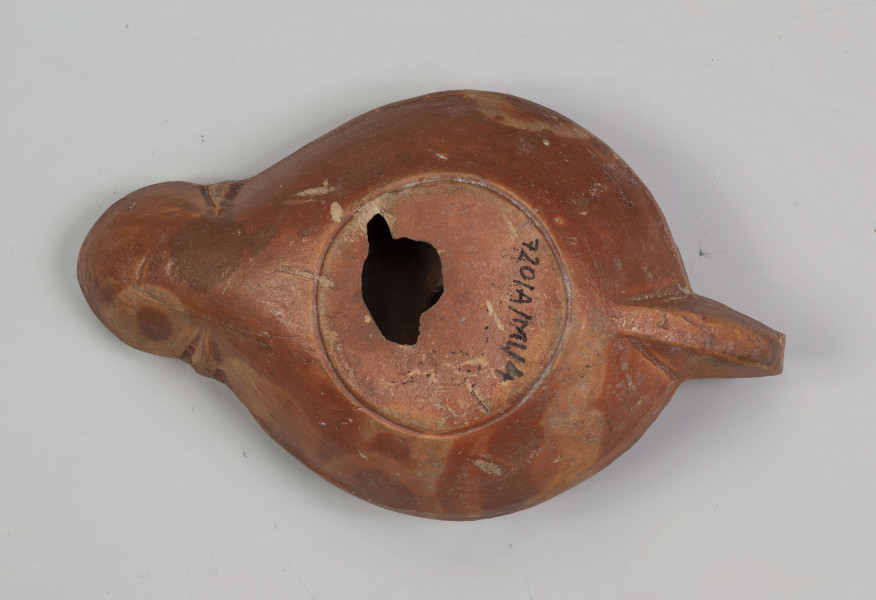 720/A/ML/4 - Uszko taśmowate zdobione dwoma żłobkami; niewielki otwór do nalewania oliwy 