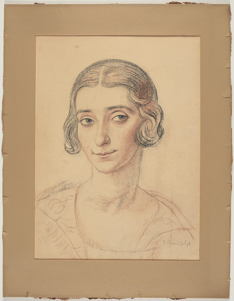 lico, Portret młodej kobiety ukazanej do ramion. Twarz skierowana w stronę widza. Ciemne oczy patrzą w prawo. Kobieta ma długą szyję i owalną twarz o delikatnych rysach. Jej wąskie usta nieznacznie się uśmiechają. Faliste włosy z przedziałkiem pośrodku głowy sięgają policzków. Brwi i włosy zostały narysowane czarną kredką. We włosach dodatkowo pojawia się rudawy połysk. Portretowana kobieta ma na sobie bluzkę lub sukienkę z okrągłym dekoltem.