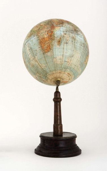 Kula tekturowa oklejona mapą: litografia kolorowa; 18 segmentów i 2 koła, południk skalowany, mosiężny, noga toczona, drewniana, podstawa z drewna piętrowa. Globus sygnowany nazwiskiem Eugeniusza Romera (nie tak doskonały jak późniejsze). Skala barw nie jest jeszcze dobrze dobrana i bogata, a czcionki nie są tak nowoczesne i delikatne. Widnieje nazwa 