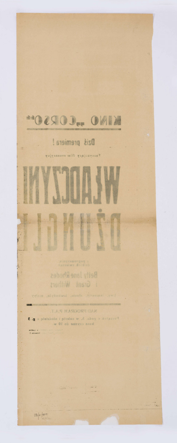 Na białym papierze w podłużnym, pionowym formacie druk zróżnicowanej wielkości czcionką. Afisz premierowy filmu sensacyjnego 