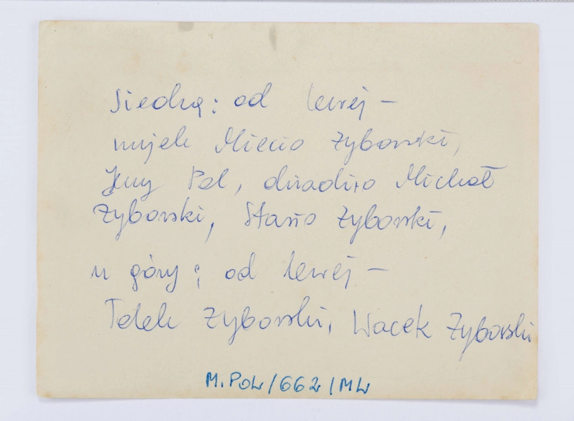 Fotografia przedstawia grupę sześciu mężczyzn: czterech siedzących i dwóch stojących. Od lewej siedzą na ławce: Mieczysław Żyborski, Jerzy Pol, Michał Żyborski i Stanisław Żyborski. Za nimi stoją: Witold Żyborski i Wacław Żyborski. Wszyscy synowie Michała Żyborskiego oraz jego zięć Jerzy Pol mają na sobie wojskowe mundury. Michał Żyborski ubrany jest w ciemny garnitur i jasną koszulę z krawatem. Tło kompozycji stanowi rozległy ogród.