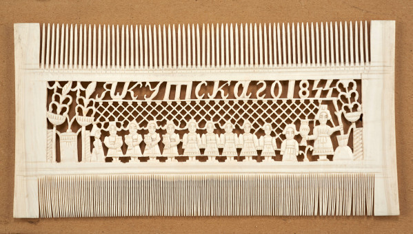 Tableau szklone zewnętrznie, w ramie, zawiera na tekturowym podłożu 15 fotografii uczestników powstania z terenu Wołynia. Pośrodku brak jednej, większej fotografii. Zdjęcia wykonane w sepii, w formacie pocztówkowym, niektóre z nich są podpisane pod spodem i na odwrociu: Eugeniusz Rdułtowski, Herkulan Kardussowski, F. Boryczewski, Antoni Straszewicz, Alfons Romanowski, Adam Hreczyna, Jan Grabis, Antoni Szymkiewicz.
Niektóre fotografie mają na kartonikach wyciskane napisy w języku rosyjskim. W środku tableau, pod pierwszym rzędem zdjęć przymocowany krzyżyk wykonany z chleba i tabaki, dekorowany motywem różyczek. Nad krzyżykiem druciana korona cierniowa, na niej krzyżyk z metalu z gałązką palmową. Niżej, pod brakującą fotografią lufka (?) z tektury, pierścionek i mały medalion ze Świętą Rodziną. Poniżej przymocowany grzebień rogowy, jakucki z napisem w języku rosyjskim i datą: 1864. Całość w ozdobnej ramie z dekoracyjnymi narożnikami, koroną, herbami Polski, Litwy, herbem z literą S. 