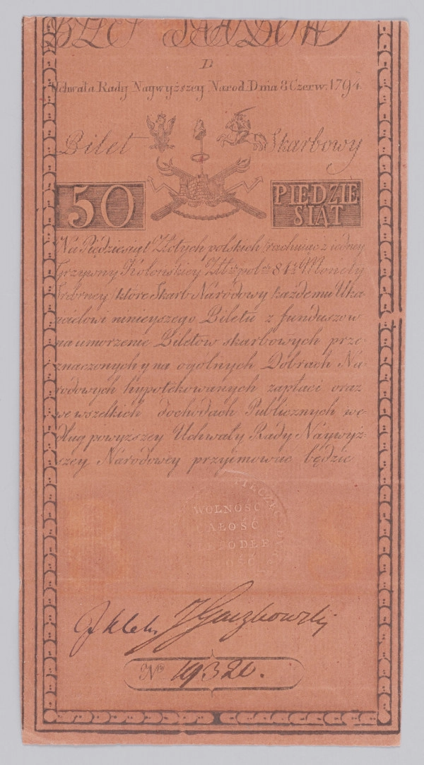 Aw. U góry widoczna część napisu pisanką: BILET SKARBOWY; niżej numer serii : D i napis: 
Uchwała Rady Najwyższej Narod. Dnia 8 Czerw.1794
Niżej, centralnie na osi symbole wolności: czapka frygijska, uzbrojenie sankiulotów, baszty murów więziennych, łańcuchy absolutyzmu, gromy ludu i skrzydła wolności. Wyżej z lewej Orzeł, a  z prawej strony Pogoń. Po bokach napis: Bilet – Skarbowy, a niżej w podwójnej prostokątnej ramce na ciemnym kreskowanym tle wartość nominału: 
50 – PIĘĆDZIE/SIĄT
Pod spodem tekst uchwały:
Na Piędziesiąt Złotych polskich/: rachując z iedney / Grzywny Kolońskiej Złłch polch 84 1/2 Monety / Srebrnej:/ które Skarb Narodowy każdemu Uka= / zicielowi ninieyszego Biletu z funduszow / na umorzenie Biletów skarbowych prze= / znaczonych y na ogólnych Dobrach Na= / rodowych hypotekowanych zapłaci oraz / we wszelkich dochodach Publicznych we= / dług powyższey Uchwały Rady Naywyż= / szey Narodowey przyimować będzie
Pod tekstem uchwały znaki zabezpieczające, pośrodku centralnie obłamany stempel suchej pieczęci Dyrekcji Biletów Skarbowych z poziomą inskrypcją: WOLNOŚĆ / CAŁOŚĆ / NIEPODLE / GŁOŚĆ i napisem otokowym: * PIECZĘĆ DYREKCYI BILETÓ[W].  Po bokach litery B – S, wybarwiane chemicznie. Niżej odręczne podpisy komisarzy wybranych spośród mieszczan warszawskich: J. (Jan) Klek, J. (Jan Klemens) Gaczkowski i numer w owalnej ramce: 19320.

Rw. Czysty bez nadruków.