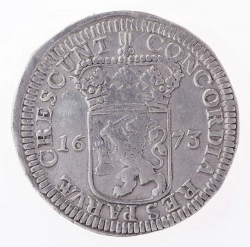 N/7410/52/ML Aw. Postać rycerza w zbroi w profilu w prawo, z przyłbicą na głowie z podniesioną zasłoną. Rycerz w prawej dłoni trzyma miecz ostrzem skierowany do góry, a w lewej na wstędze tarczę z herbem Holandii. Legenda dookolna rozdzielona u góry przez wizerunek:
MONO.ARG:PRO:CONFOE:BELG:CO:HOL.
Dwie ostanie litery w wyrazie CONFOE w formie ligatury,
Przy obrzeżu pojedynczy otok ząbkowany.
Rw. Ukoronowana tarcza z herbem Republiki Zjednoczonych Prowincji rozdziela datę; umieszczoną na osi poziomej: 16 – 73
Legenda dookolna:
CONCORDIA RES PARVAE CRESCUNT
Dwie ostatnie litery w wyrazie PARVAE w formie ligatury.
Przy obrzeżu pojedynczy tok ząbkowany.